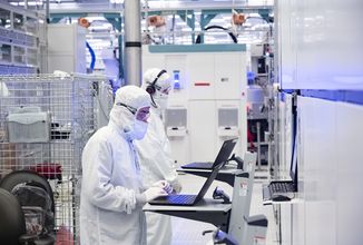 Intel by rád vyráběl čipy pro AMD, Nvidii, Qualcomm či Apple