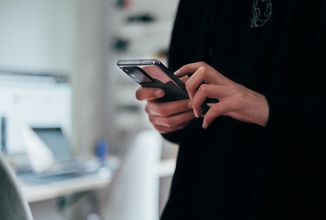 Canalys: Globální dodávky smartphonů nejnižší za deset let